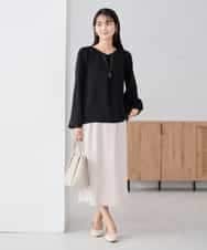 KBBCD05059 a.v.v(アー・ヴェ・ヴェ) サテンバックフレアブラウス【洗える/速乾/毛玉になりにくい/イージーケア】 ブラック