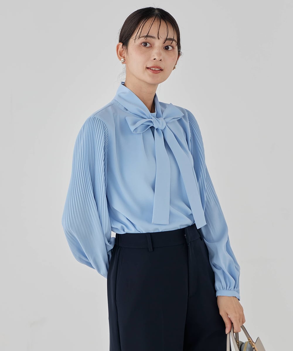 KBBCD07059 a.v.v(アー・ヴェ・ヴェ) 【洗える】2WAY袖プリーツボウタイブラウス ライトブルー