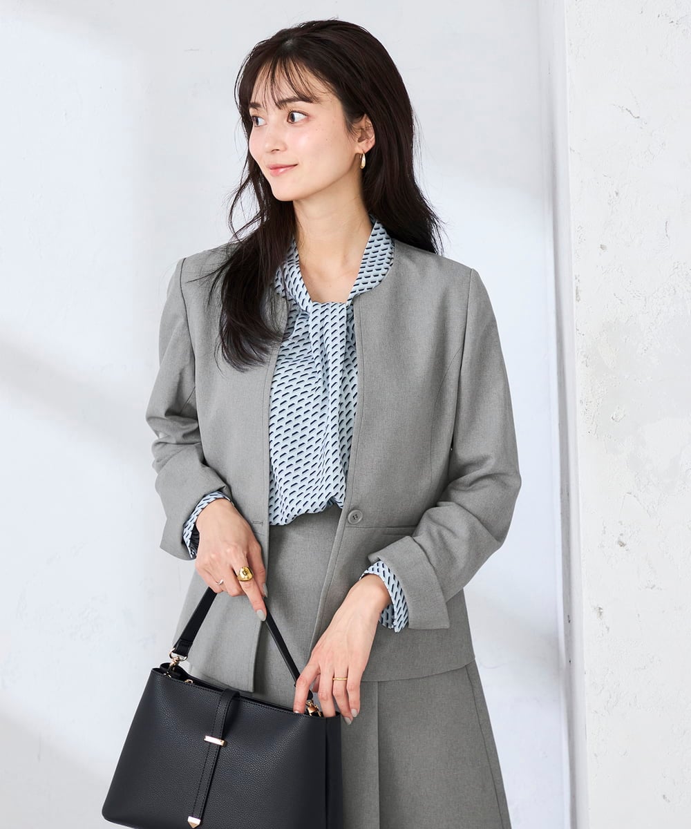 KBBFE09059 a.v.v(アー・ヴェ・ヴェ) 幾何柄ボウタイ風ブラウス ライトブルー