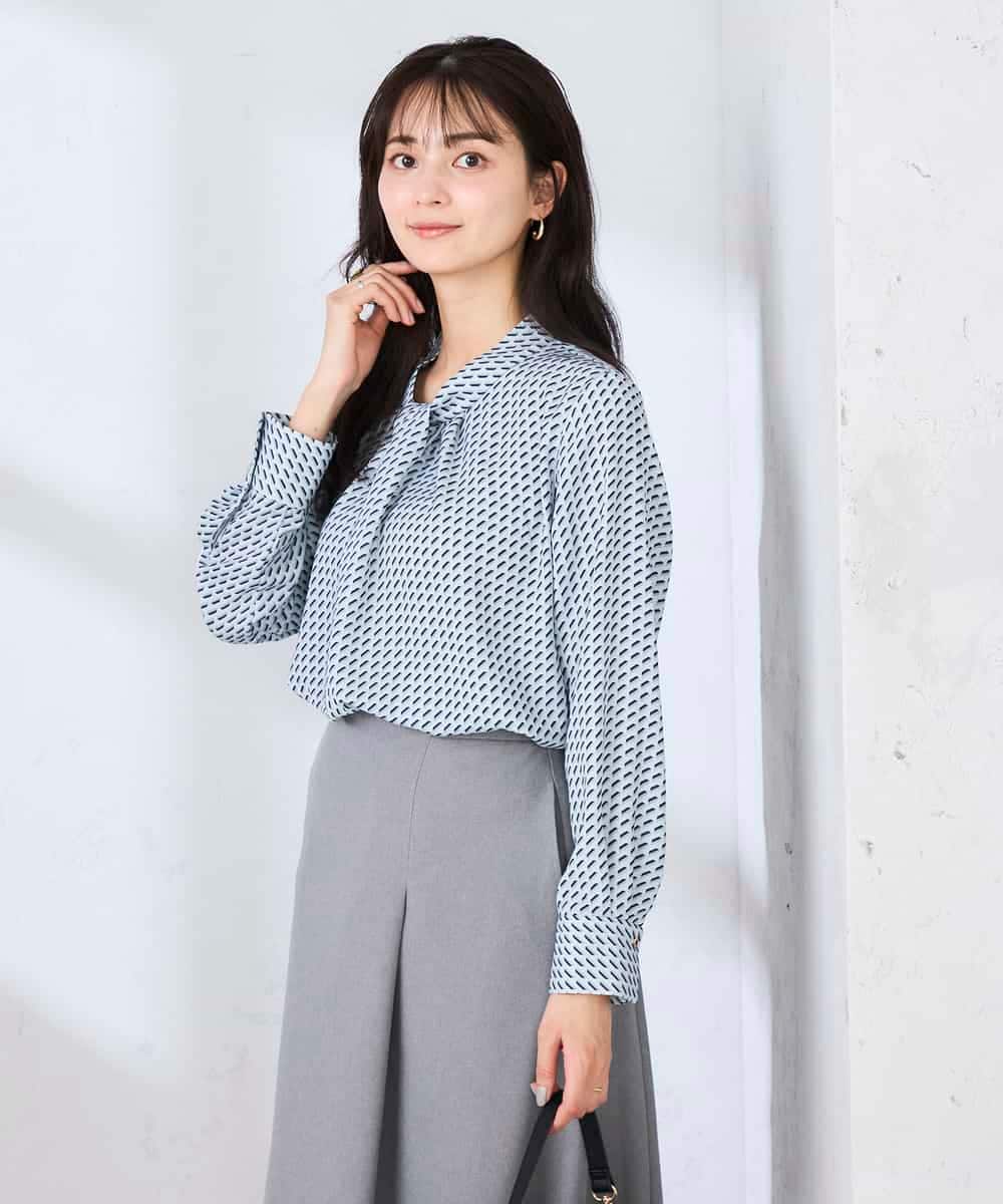 KBBFE09059 a.v.v(アー・ヴェ・ヴェ) 幾何柄ボウタイ風ブラウス ライトブルー