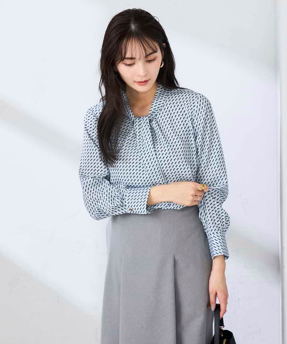 KBBFE09059 a.v.v(アー・ヴェ・ヴェ) 幾何柄ボウタイ風ブラウス ライトブルー