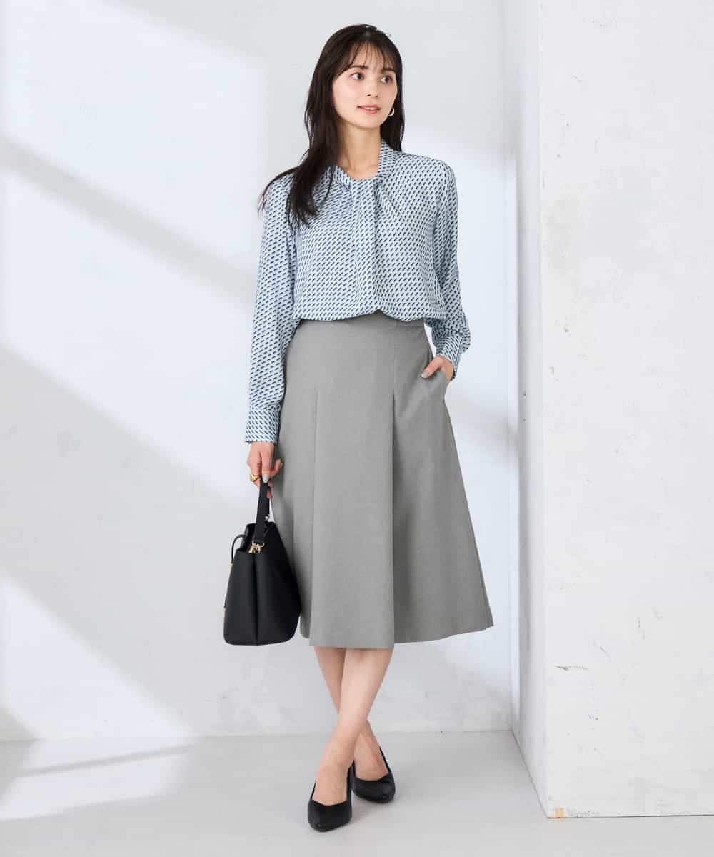 KBBFE09059 a.v.v(アー・ヴェ・ヴェ) 幾何柄ボウタイ風ブラウス ライトブルー