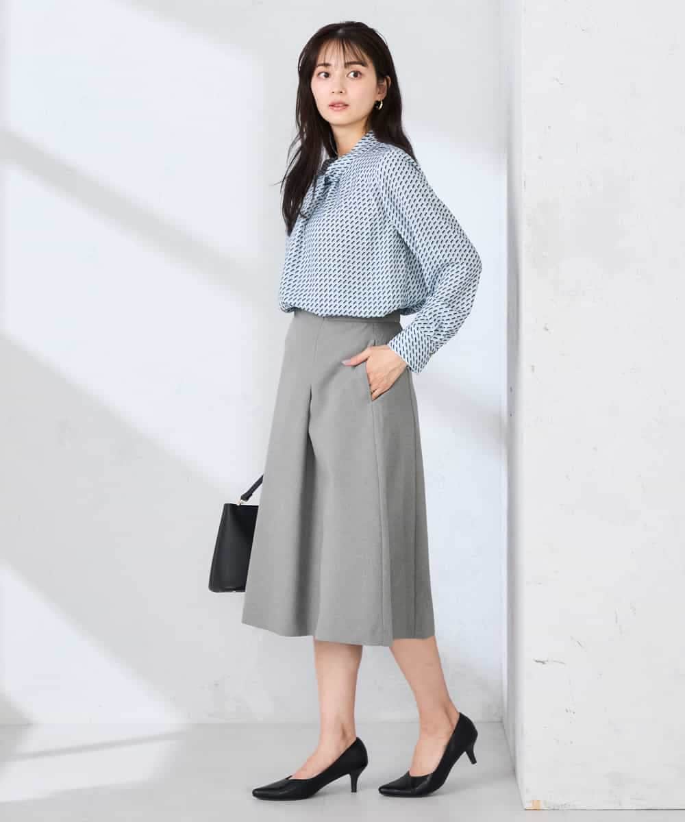 KBBFE09059 a.v.v(アー・ヴェ・ヴェ) 幾何柄ボウタイ風ブラウス ライトブルー