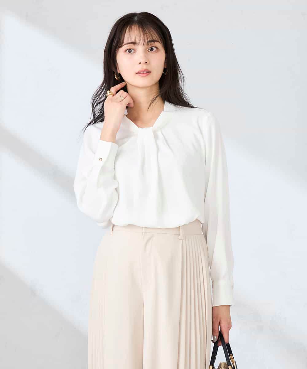 KBBFE09059 a.v.v(アー・ヴェ・ヴェ) 幾何柄ボウタイ風ブラウス ライトブルー