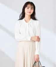 KBBFE09059 a.v.v(アー・ヴェ・ヴェ) 幾何柄ボウタイ風ブラウス ライトブルー