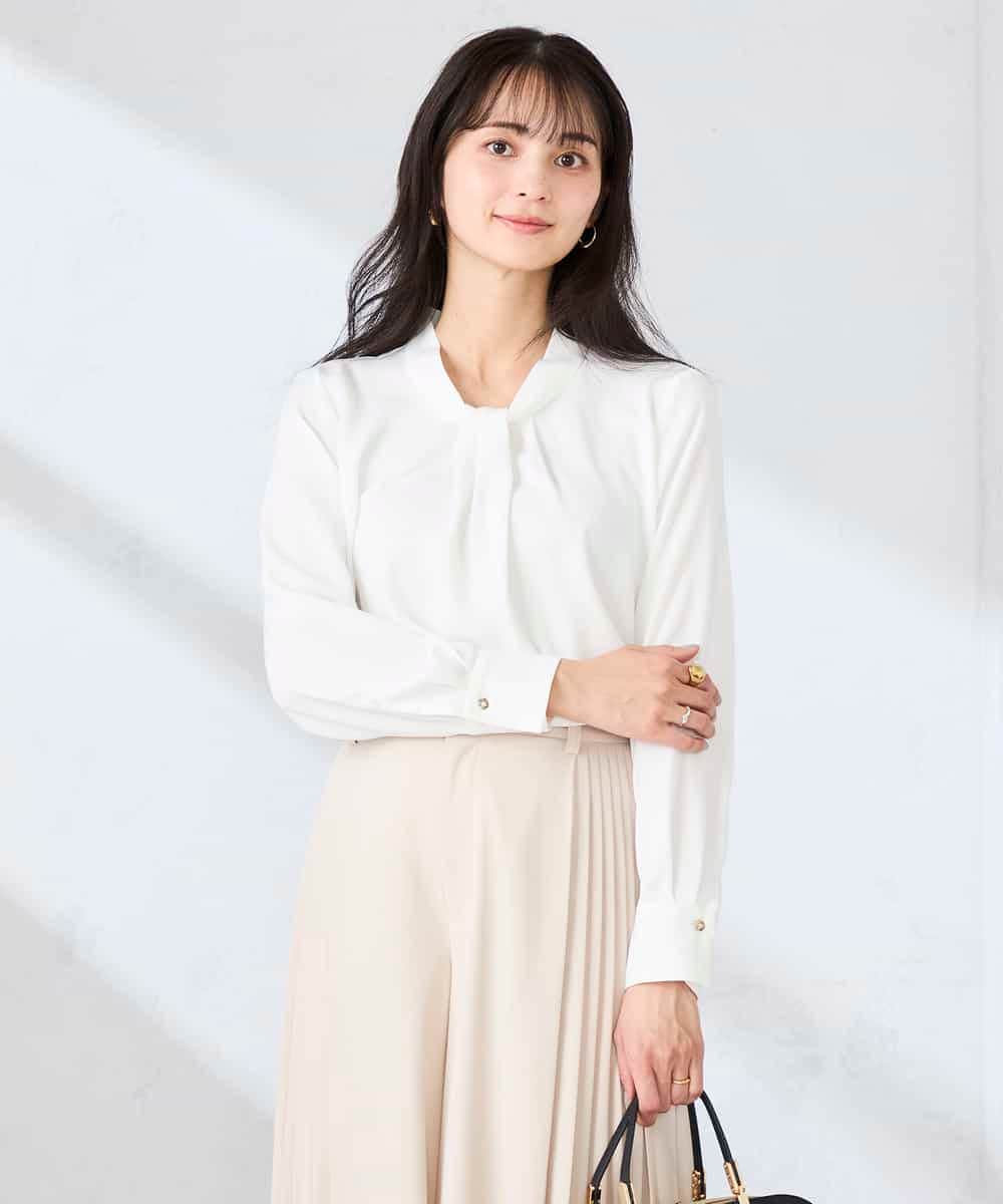 KBBFE09059 a.v.v(アー・ヴェ・ヴェ) 幾何柄ボウタイ風ブラウス ライトブルー