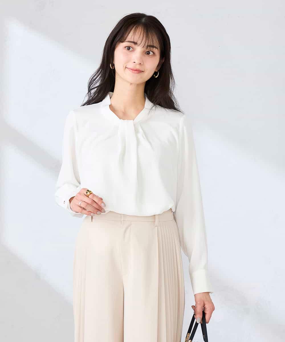 KBBFE09059 a.v.v(アー・ヴェ・ヴェ) 幾何柄ボウタイ風ブラウス ホワイト