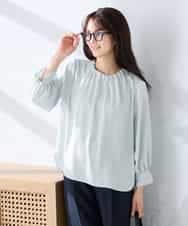 KBBFE11059 a.v.v(アー・ヴェ・ヴェ) 【洗える】タックネックブラウス ライトブルー