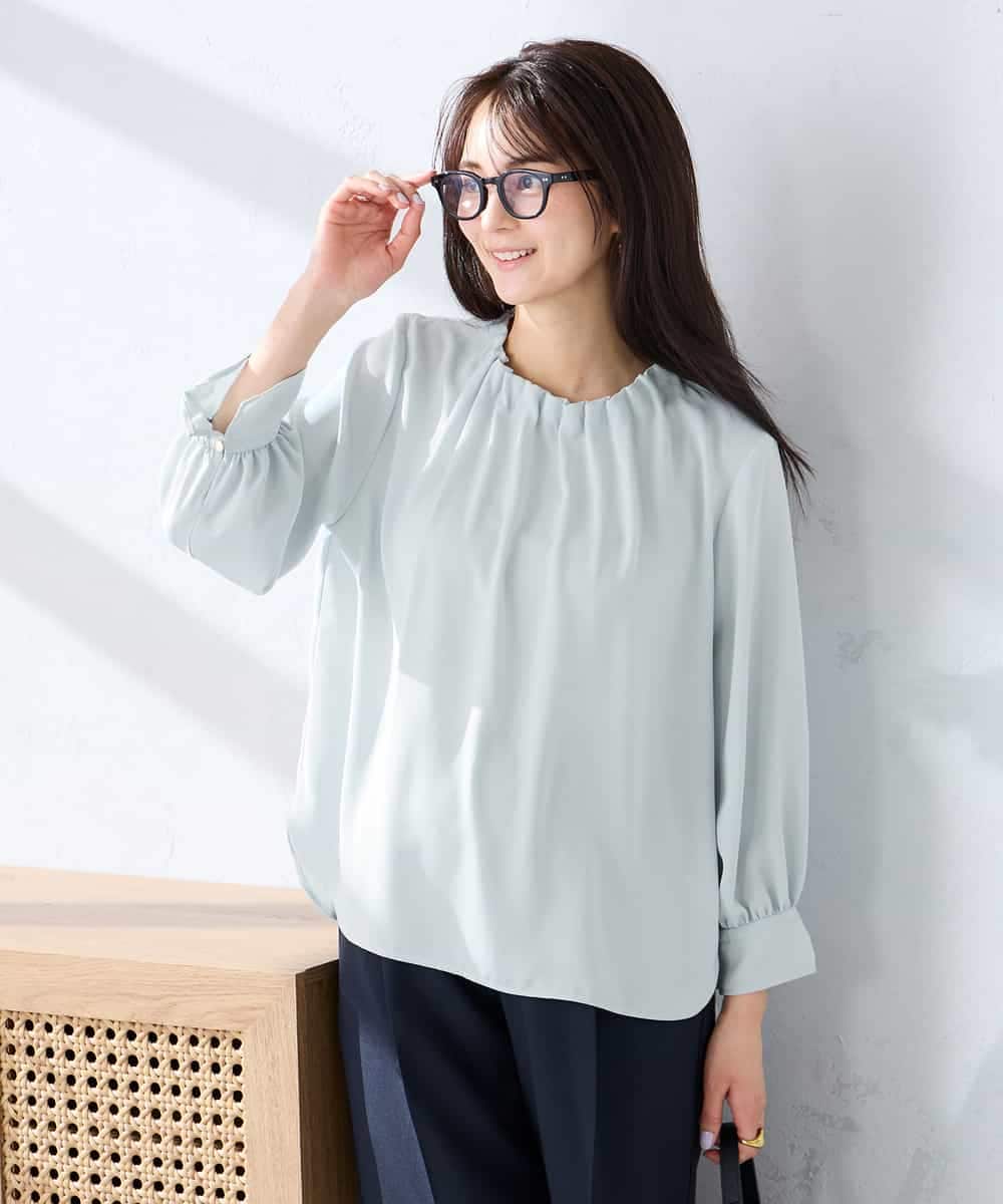 KBBFE11059 a.v.v(アー・ヴェ・ヴェ) 【洗える】タックネックブラウス ライトブルー