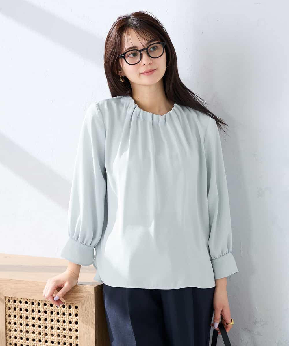 KBBFE11059 a.v.v(アー・ヴェ・ヴェ) 【洗える】タックネックブラウス ライトブルー