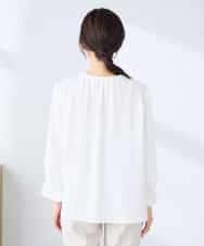 KBBFE11059 a.v.v(アー・ヴェ・ヴェ) 【洗える】タックネックブラウス ライトブルー