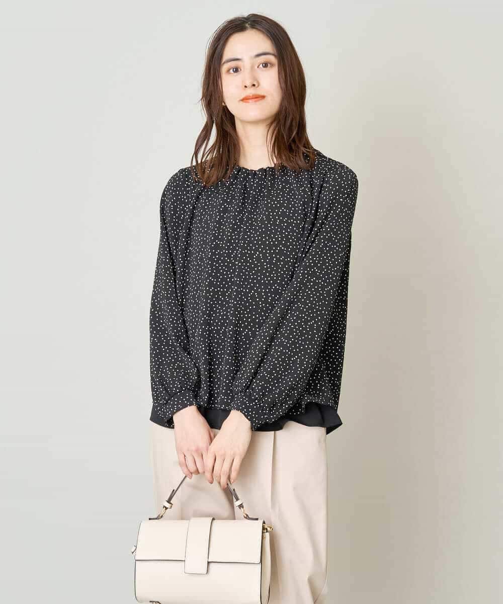KBBFW12054 a.v.v(アー・ヴェ・ヴェ) タックネックレイヤードヘムブラウス ドット柄