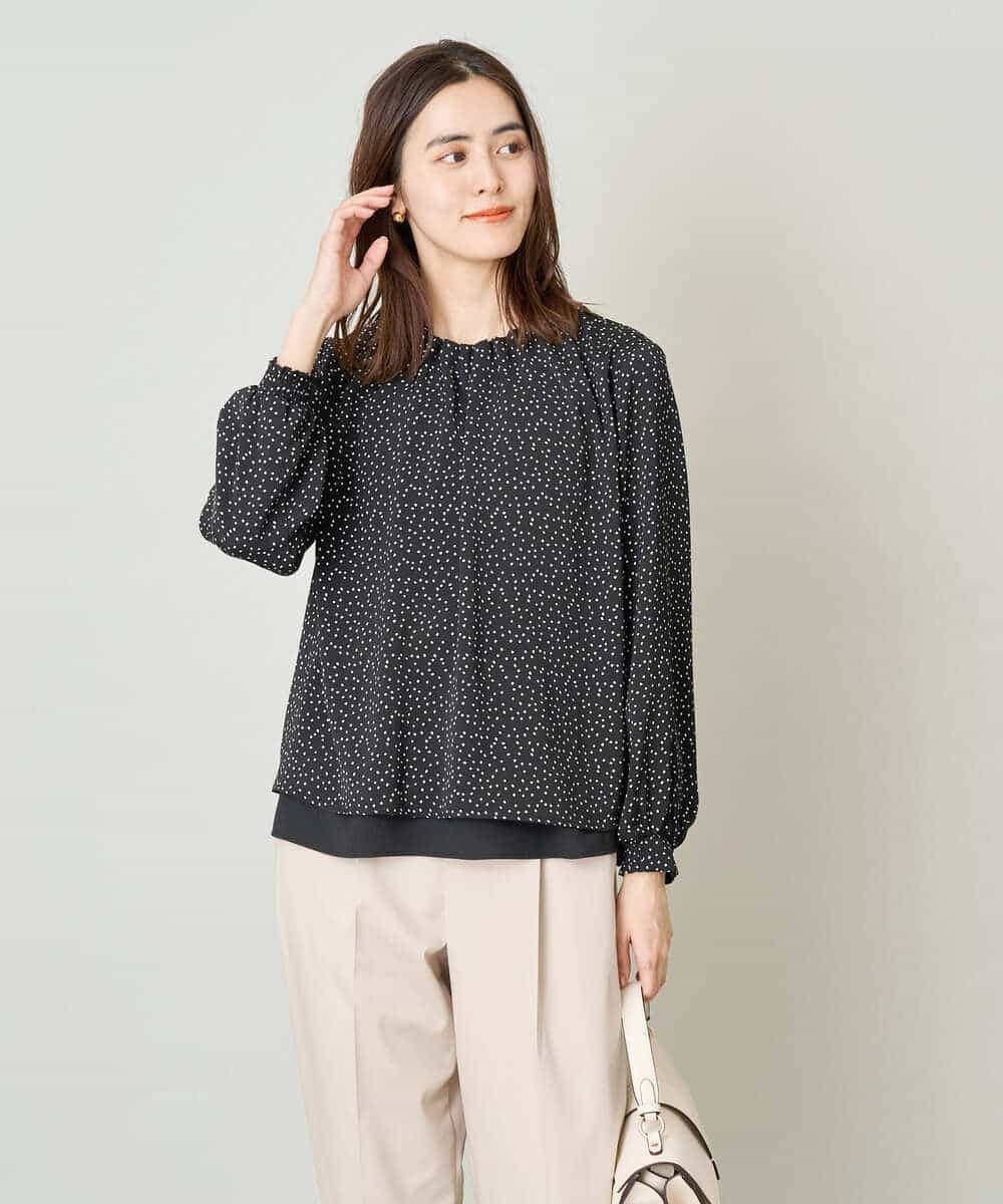 KBBFW12054 a.v.v(アー・ヴェ・ヴェ) タックネックレイヤードヘムブラウス ドット柄