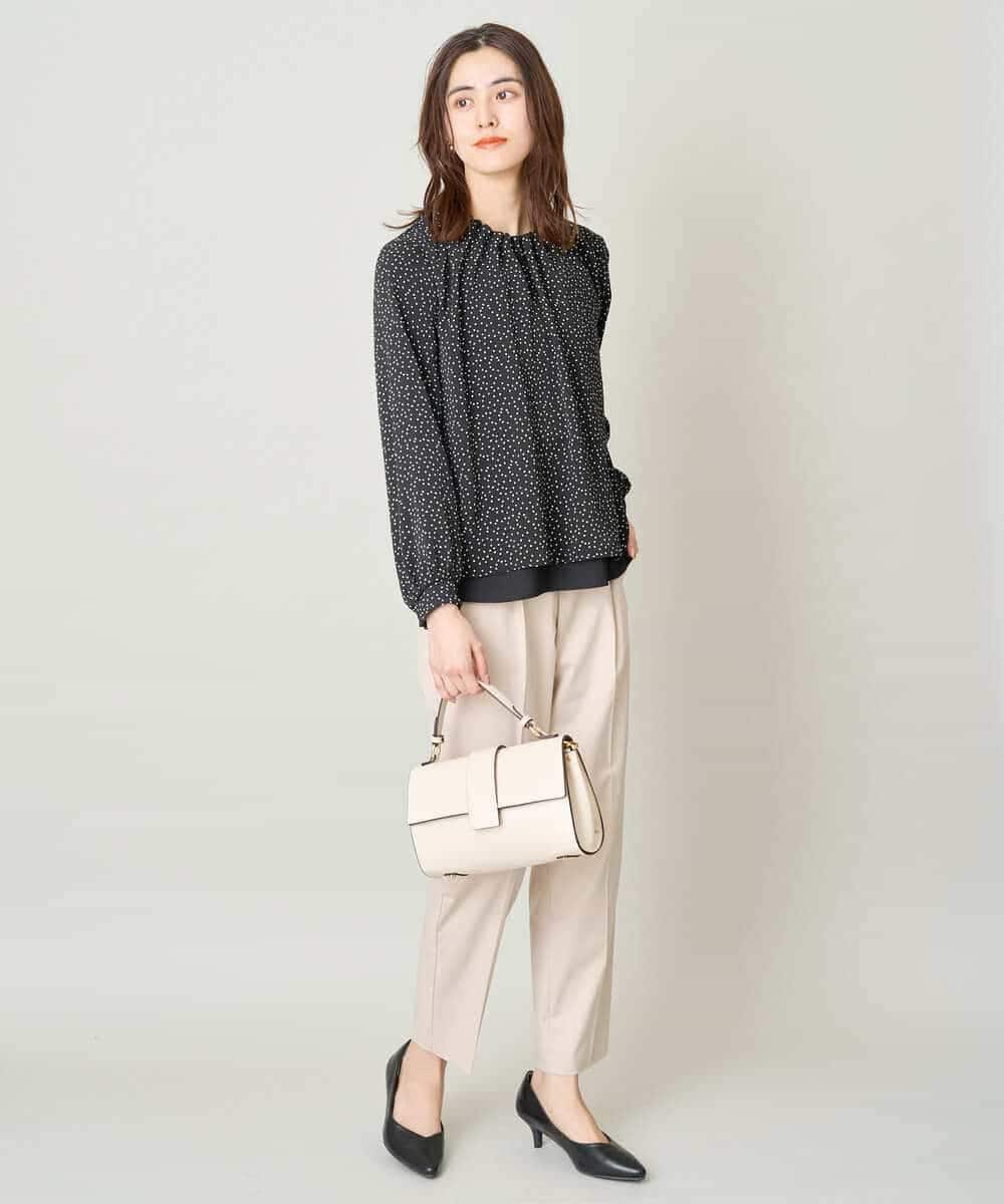 KBBFW12054 a.v.v(アー・ヴェ・ヴェ) タックネックレイヤードヘムブラウス ドット柄