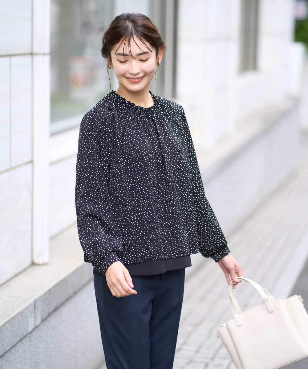 KBBFW12054 a.v.v(アー・ヴェ・ヴェ) タックネックレイヤードヘムブラウス ドット柄