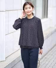 KBBFW12054 a.v.v(アー・ヴェ・ヴェ) タックネックレイヤードヘムブラウス ドット柄