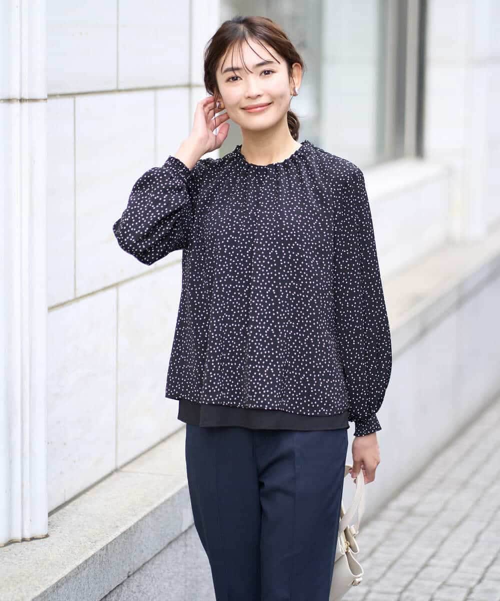 KBBFW12054 a.v.v(アー・ヴェ・ヴェ) タックネックレイヤードヘムブラウス ドット柄