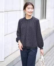 KBBFW12054 a.v.v(アー・ヴェ・ヴェ) タックネックレイヤードヘムブラウス ドット柄