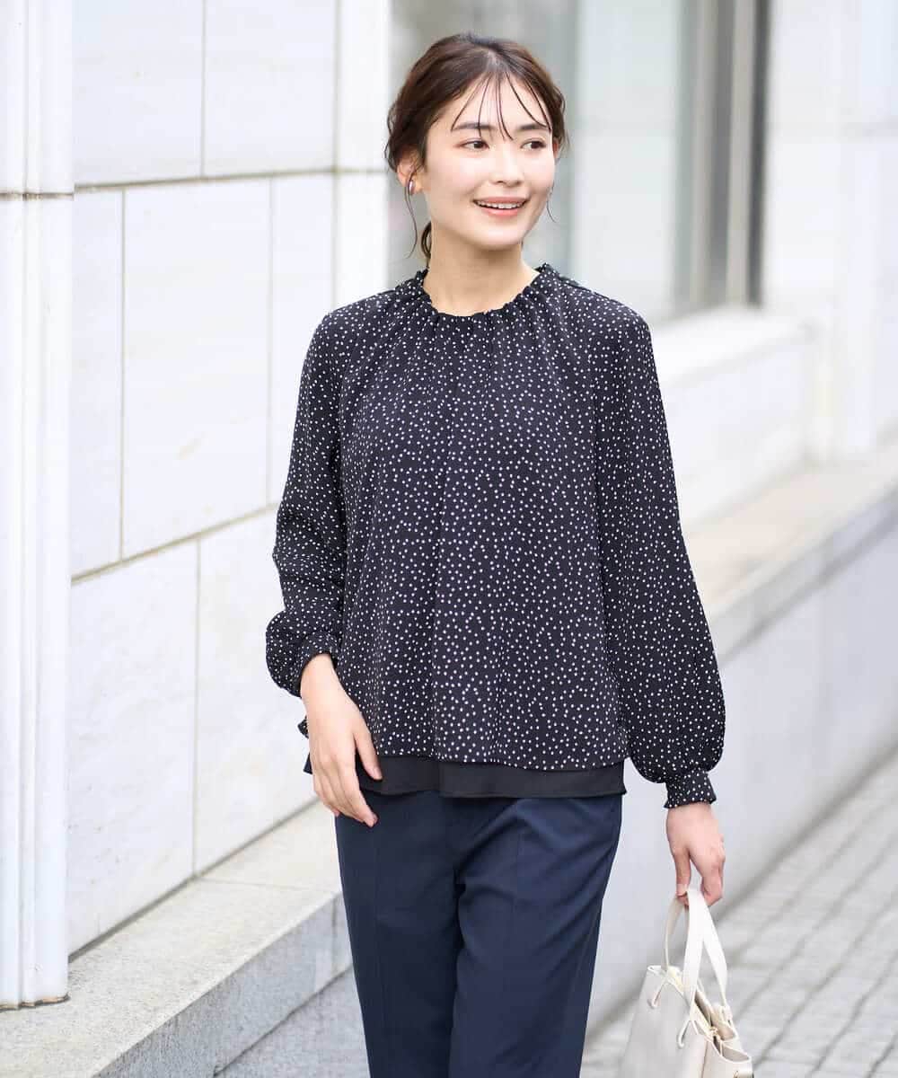 KBBFW12054 a.v.v(アー・ヴェ・ヴェ) タックネックレイヤードヘムブラウス ドット柄