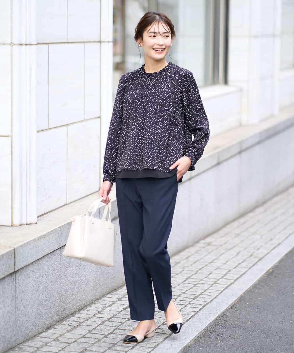 KBBFW12054 a.v.v(アー・ヴェ・ヴェ) タックネックレイヤードヘムブラウス ドット柄