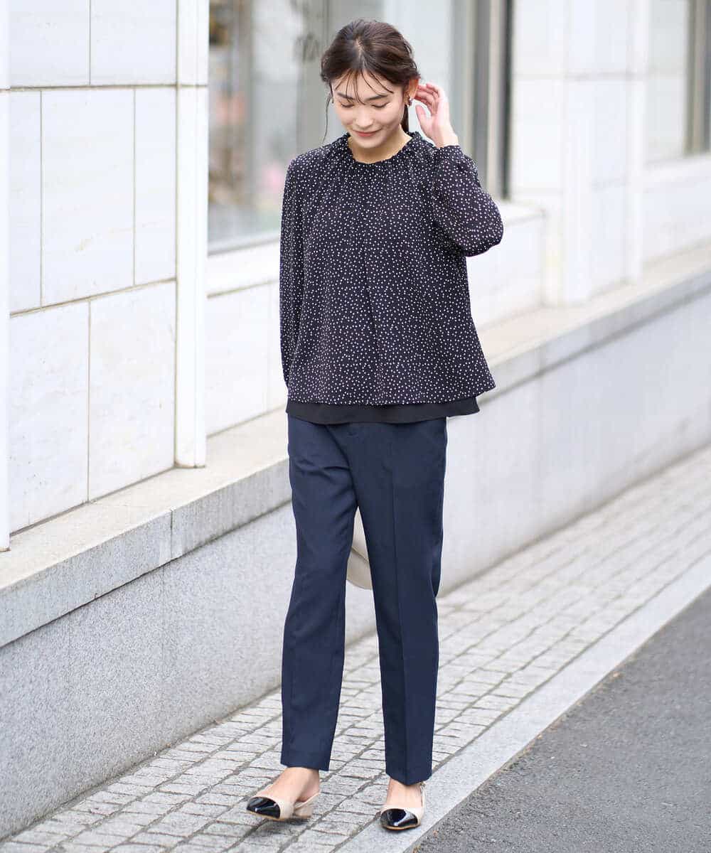 KBBFW12054 a.v.v(アー・ヴェ・ヴェ) タックネックレイヤードヘムブラウス ドット柄