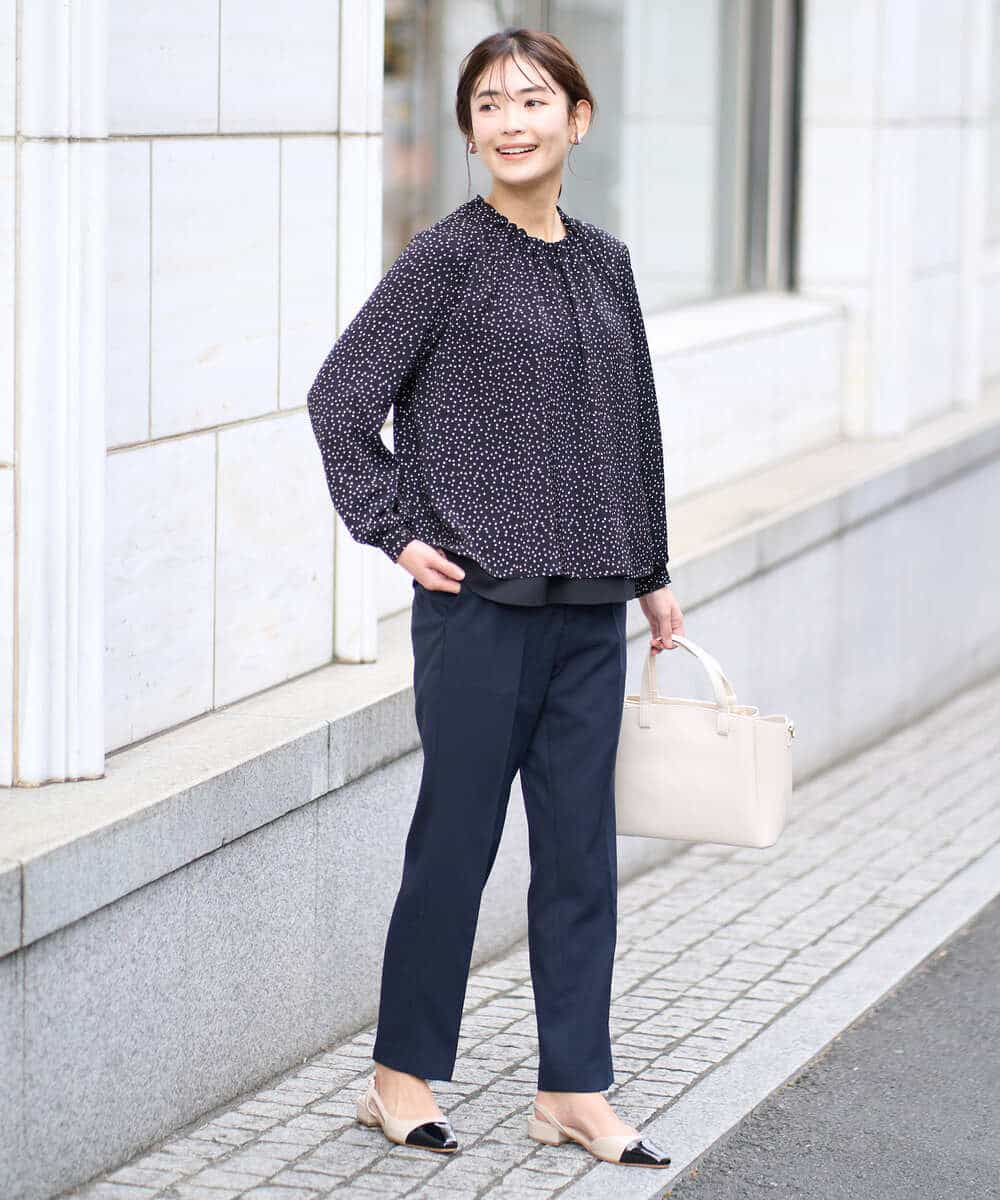 KBBFW12054 a.v.v(アー・ヴェ・ヴェ) タックネックレイヤードヘムブラウス ドット柄