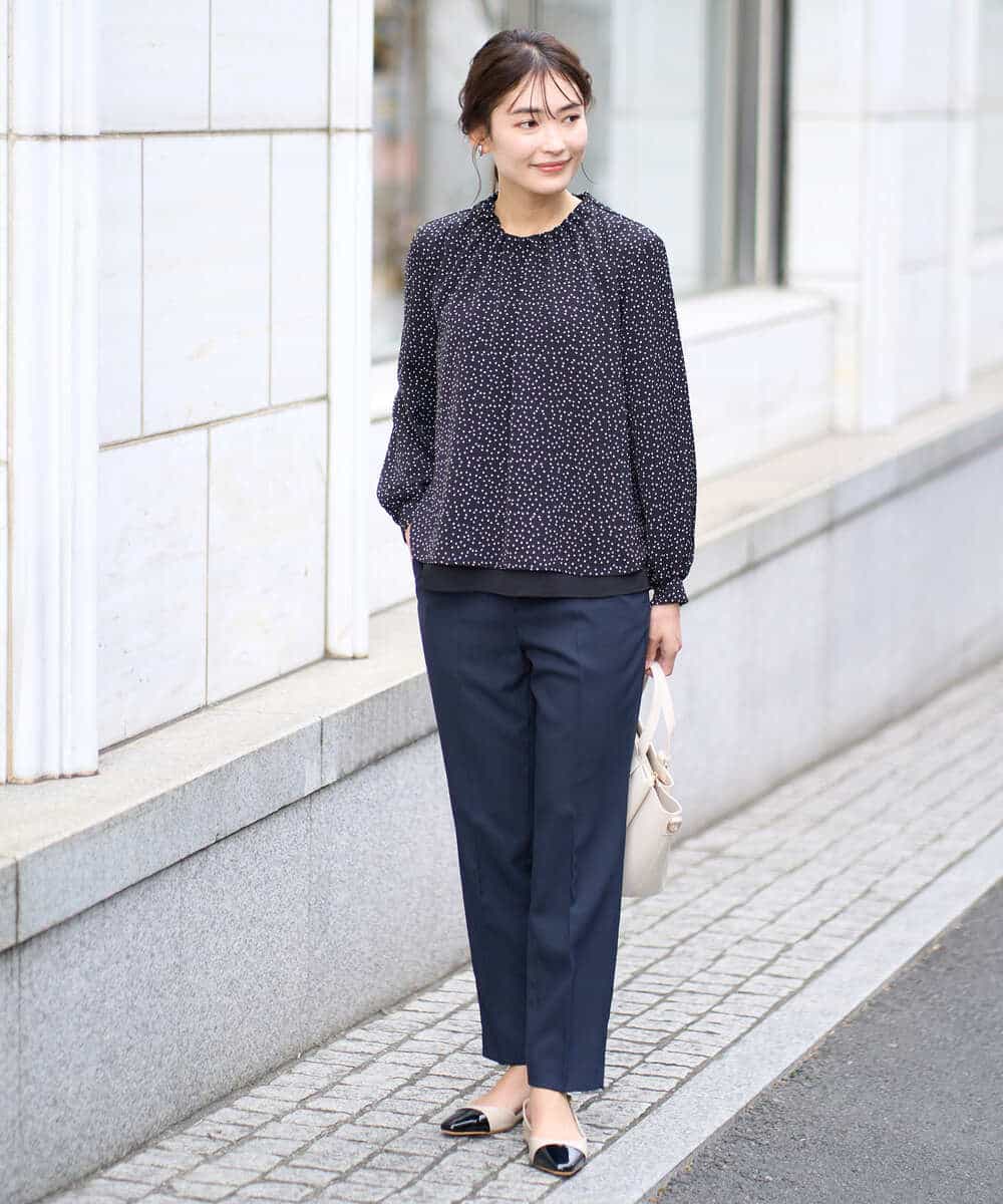 KBBFW12054 a.v.v(アー・ヴェ・ヴェ) タックネックレイヤードヘムブラウス ドット柄