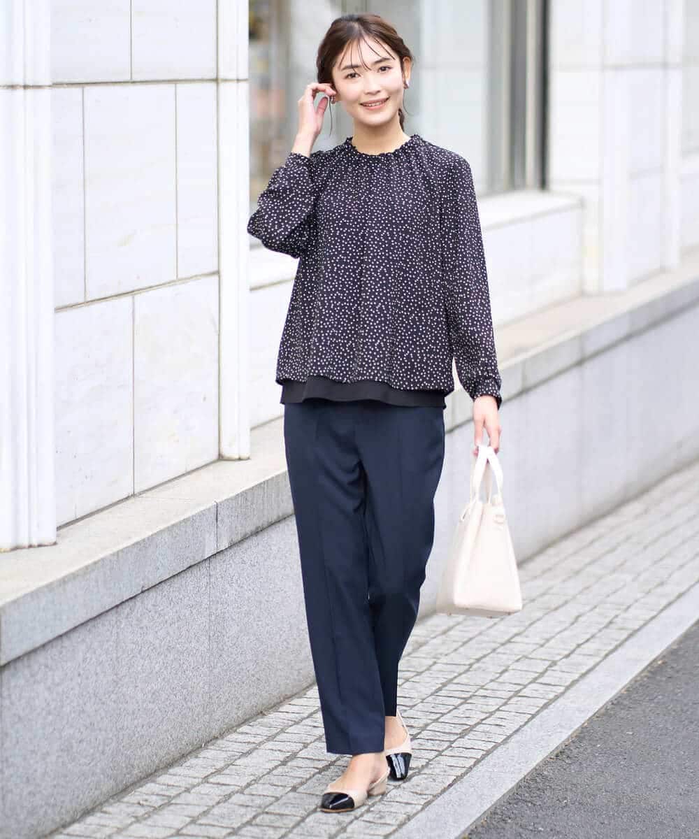 KBBFW12054 a.v.v(アー・ヴェ・ヴェ) タックネックレイヤードヘムブラウス ドット柄