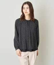 KBBFW12054 a.v.v(アー・ヴェ・ヴェ) タックネックレイヤードヘムブラウス ドット柄