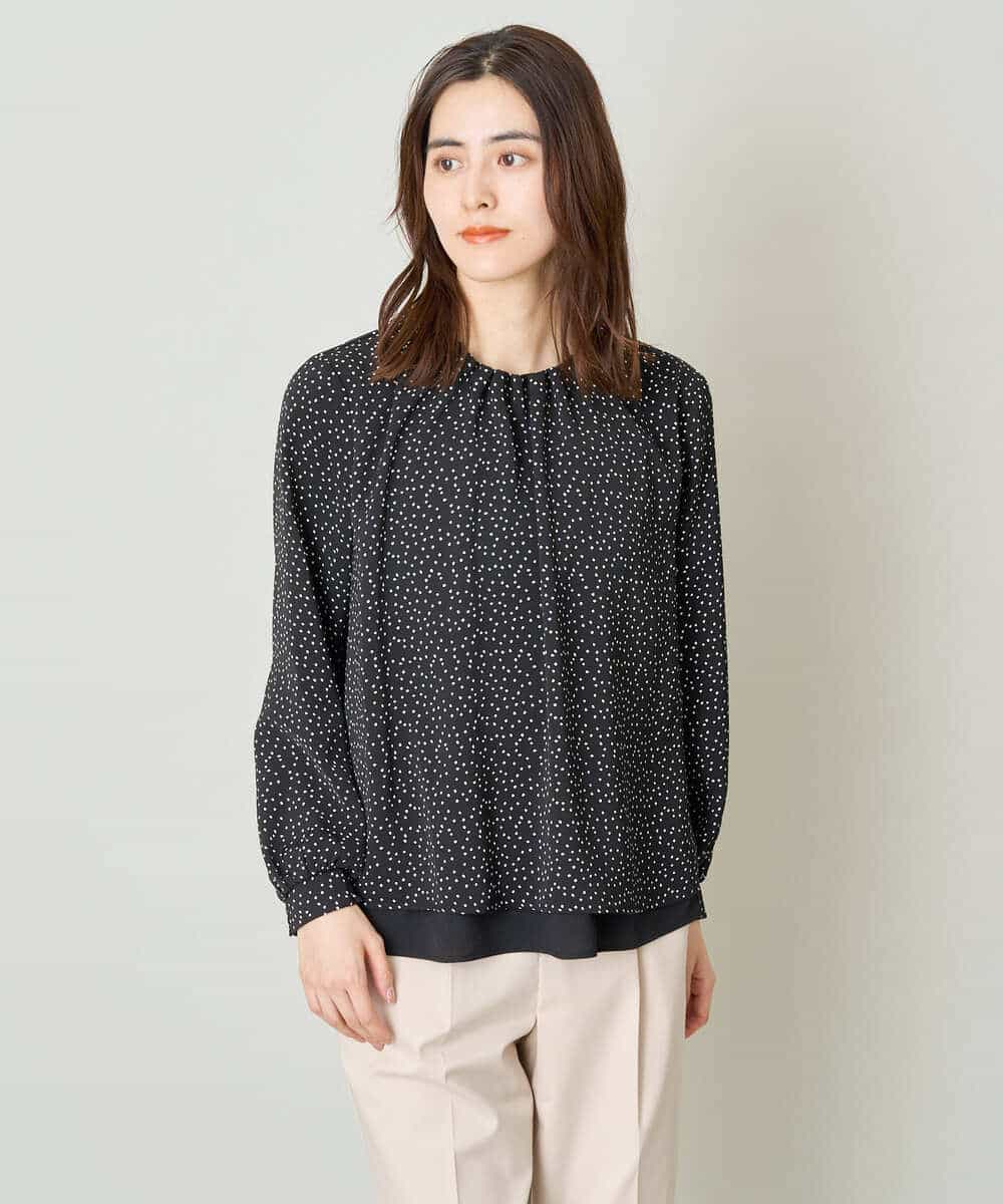 KBBFW12054 a.v.v(アー・ヴェ・ヴェ) タックネックレイヤードヘムブラウス ドット柄