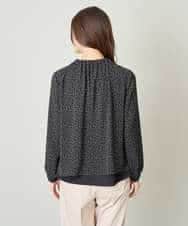 KBBFW12054 a.v.v(アー・ヴェ・ヴェ) タックネックレイヤードヘムブラウス ドット柄