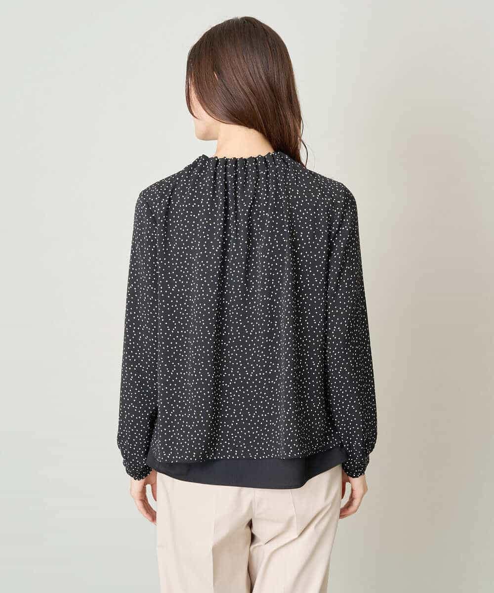 KBBFW12054 a.v.v(アー・ヴェ・ヴェ) タックネックレイヤードヘムブラウス ドット柄
