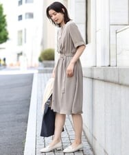 KBEGQ12069 a.v.v(アー・ヴェ・ヴェ) ベルト付スリットネックワンピース モカ