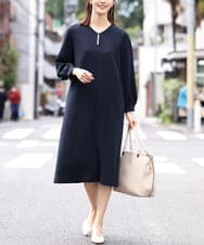 KBELQ04099 a.v.v(アー・ヴェ・ヴェ) 【洗濯機で洗える】パール調ボタンサックワンピース ネイビー