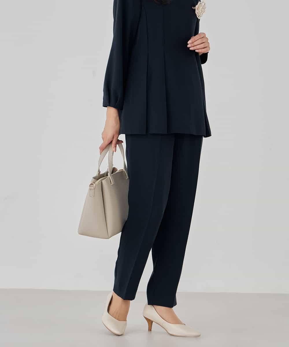 KBLCD04069 a.v.v(アー・ヴェ・ヴェ) サテンテーパードパンツ【洗える/速乾/毛玉になりにくい/イージーケア】 ネイビー