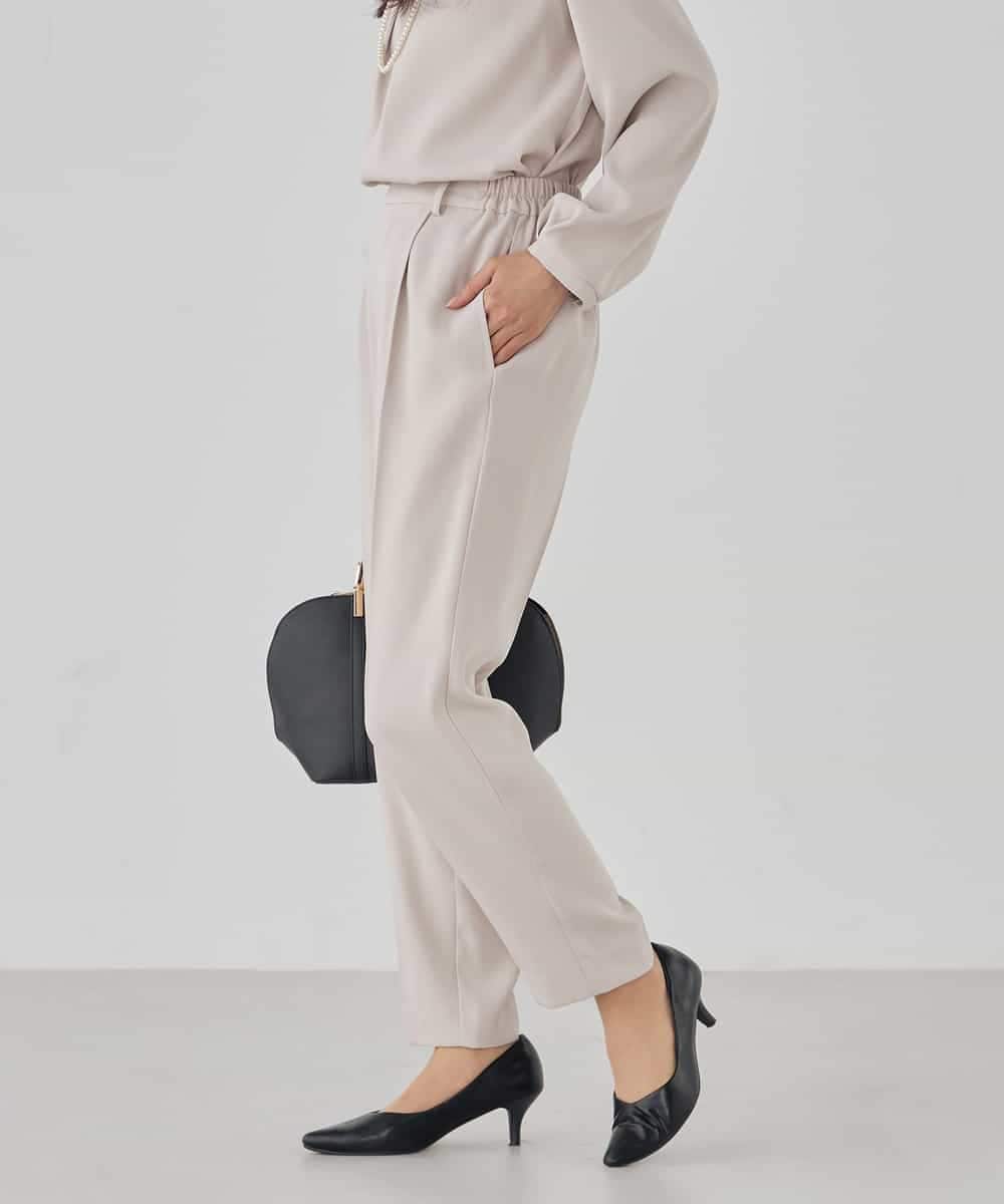 KBLCD04069 a.v.v(アー・ヴェ・ヴェ) サテンテーパードパンツ【洗える/速乾/毛玉になりにくい/イージーケア】 ネイビー