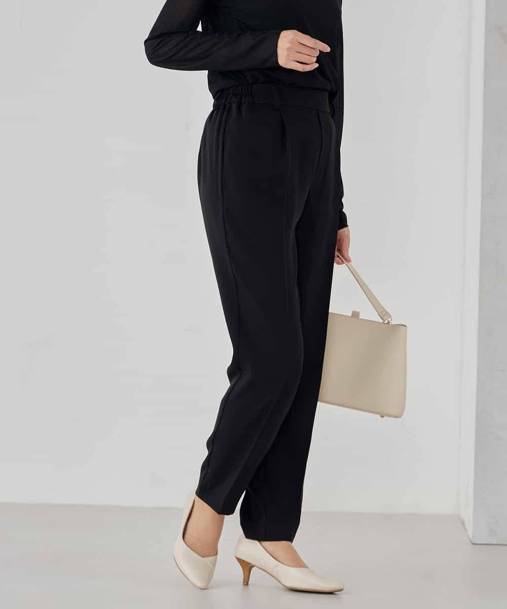 KBLCD04069 a.v.v(アー・ヴェ・ヴェ) サテンテーパードパンツ【洗える/速乾/毛玉になりにくい/イージーケア】 ネイビー