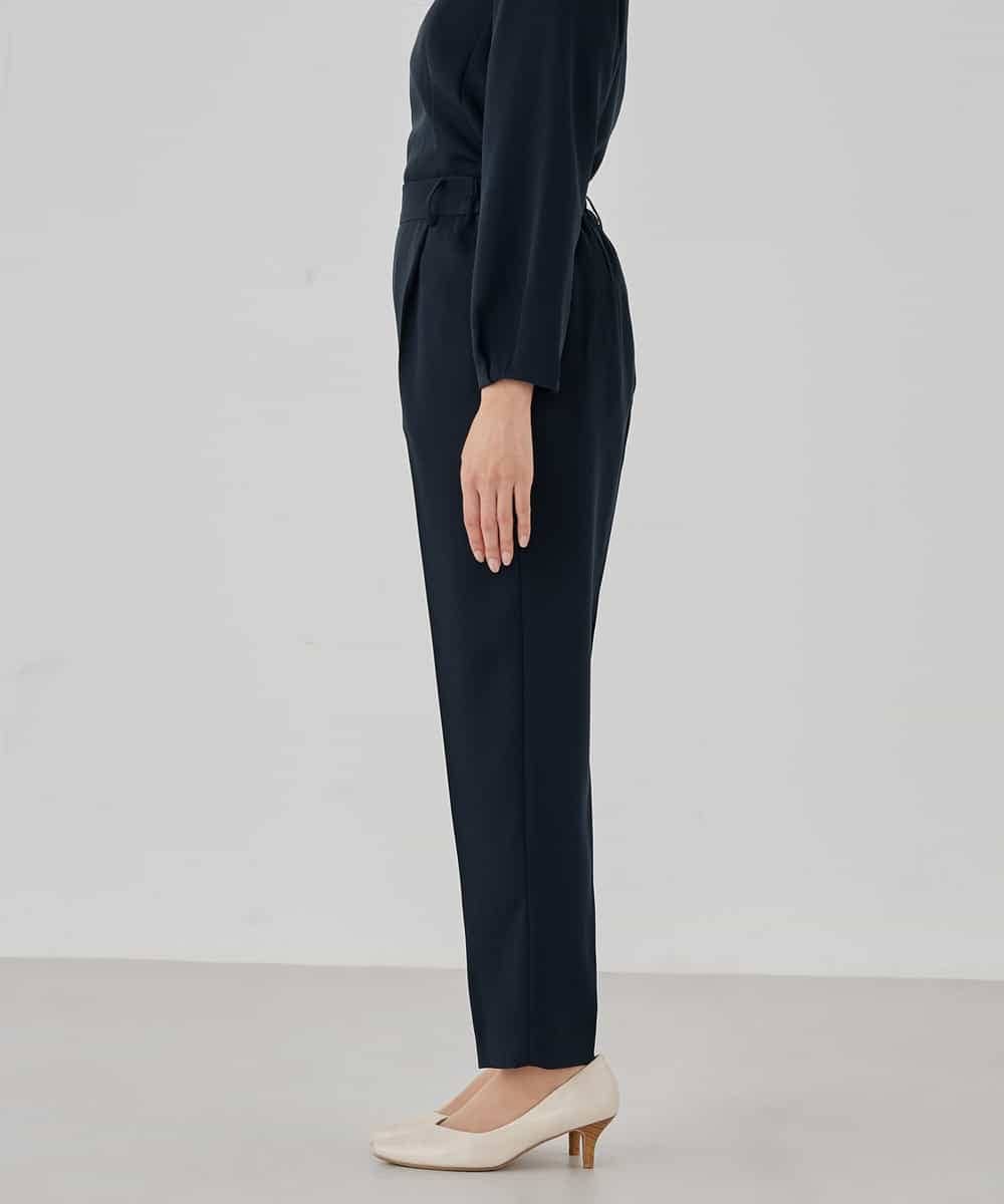 KBLCD04069 a.v.v(アー・ヴェ・ヴェ) サテンテーパードパンツ【洗える/速乾/毛玉になりにくい/イージーケア】 ネイビー