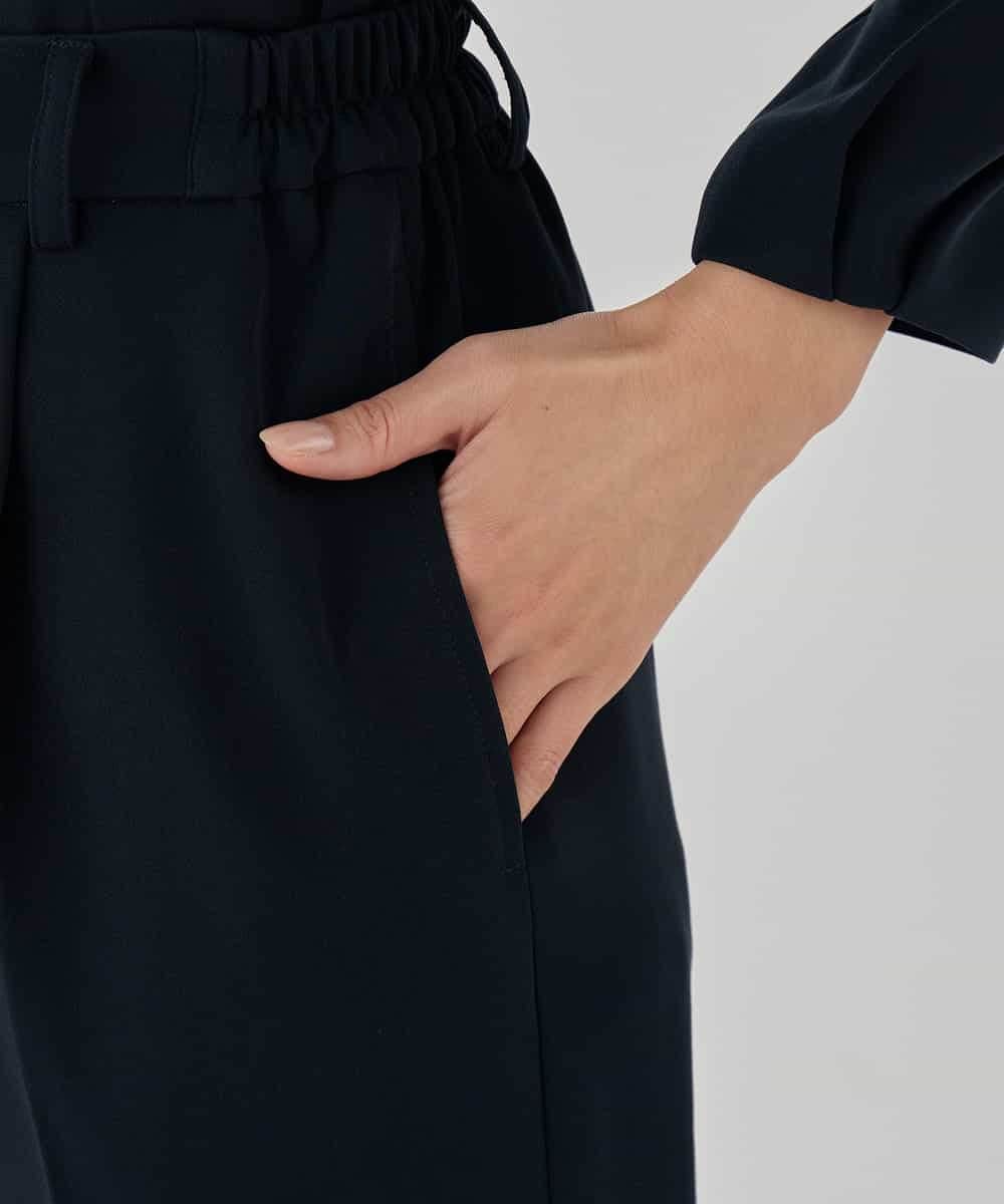 KBLCD04069 a.v.v(アー・ヴェ・ヴェ) サテンテーパードパンツ【洗える/速乾/毛玉になりにくい/イージーケア】 ネイビー