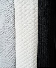 KHKAD64054 a.v.v MEN(アー・ヴェ・ヴェ) 【イージーケア/洗濯機で洗える】フクレジャカード縦切替プルオーバー ライトグレー