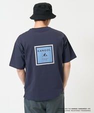 KHKGA16059 a.v.v MEN(アー・ヴェ・ヴェ) 【接触冷感/コラボ】KANGOLスクエアプリントワイドシルエットカットソー ネイビー