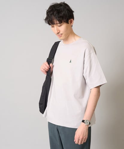KHKGA60029 a.v.v MEN 【接触冷感】ワンポイント刺繍ボートネックカットソー