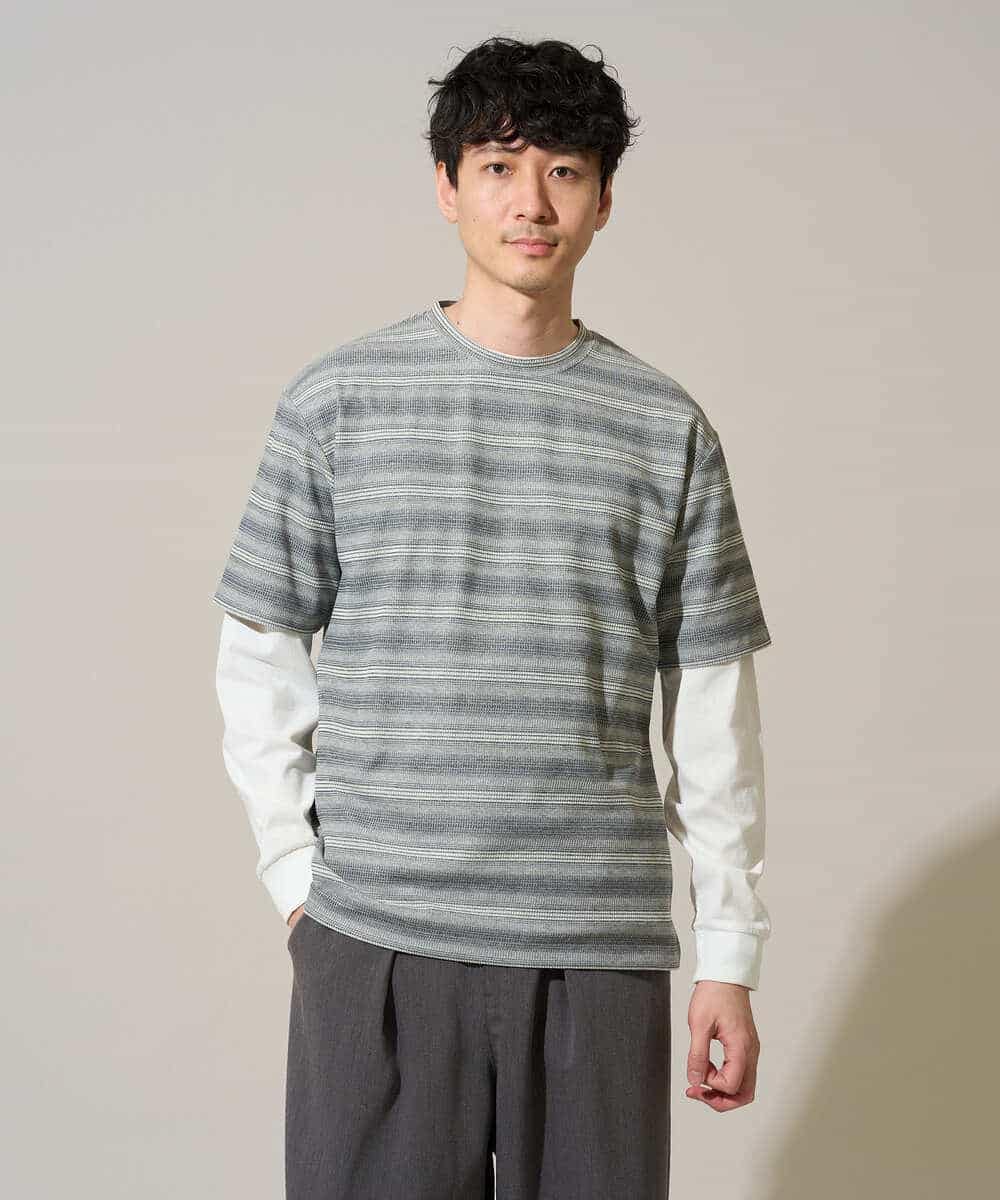 KHKGD24049 a.v.v MEN(アー・ヴェ・ヴェ) 【イージーケア/洗濯機で洗える】ワッフルランダムボーダーカットソー グレー