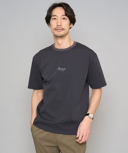 KHKGD29039 a.v.v MEN 【イージーケア/洗濯機で洗える/速乾/毛玉になりにくい/接触冷感】ミニロゴプリントセミワイドシルエットカットソー