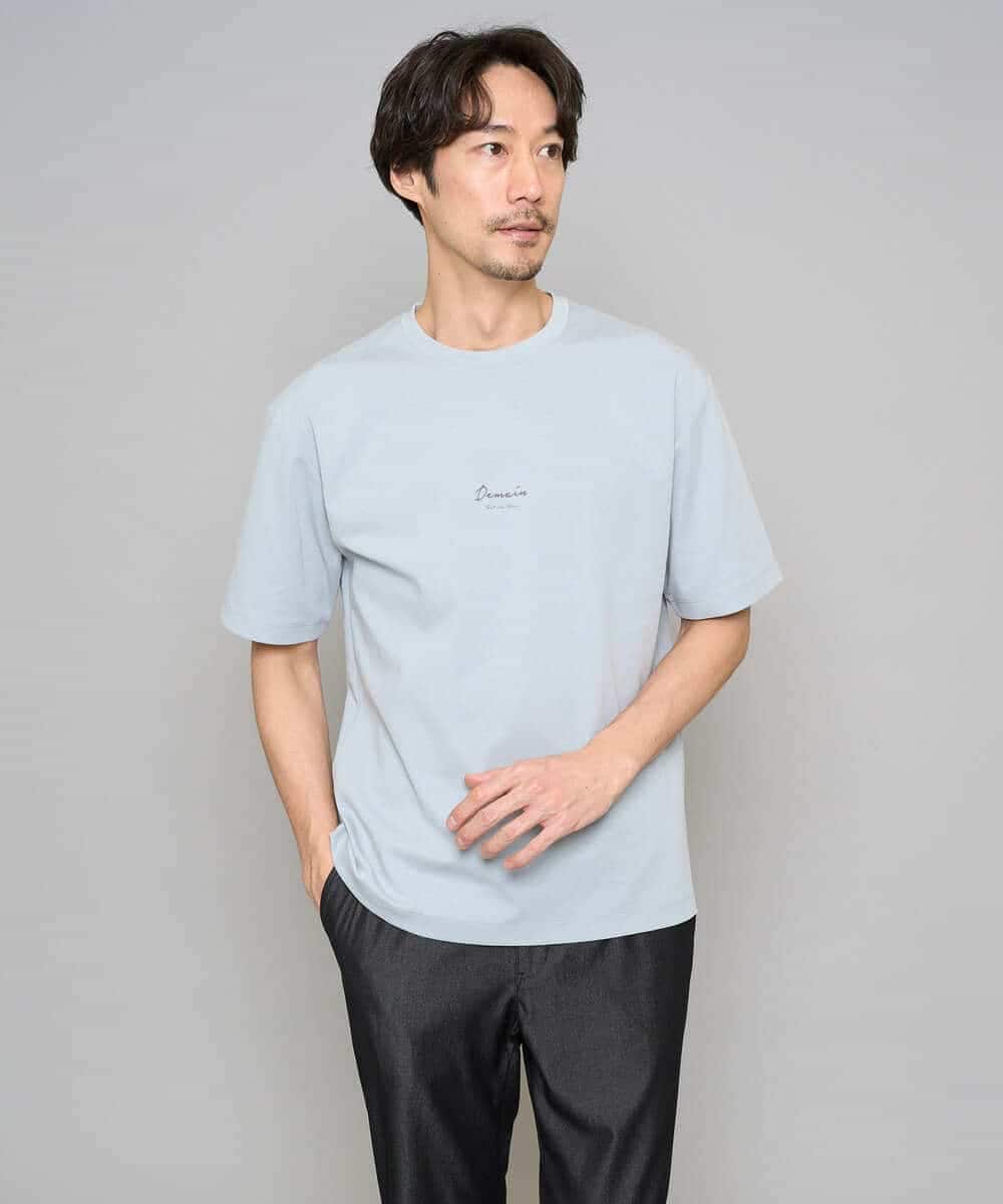 KHKGD29039 a.v.v MEN(アー・ヴェ・ヴェ) 【イージーケア/洗濯機で洗える/速乾/毛玉になりにくい/接触冷感】ミニロゴプリントセミワイドシルエットカットソー ライトブルー