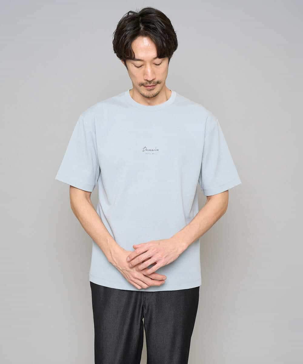 KHKGD29039 a.v.v MEN(アー・ヴェ・ヴェ) 【イージーケア/洗濯機で洗える/速乾/毛玉になりにくい/接触冷感】ミニロゴプリントセミワイドシルエットカットソー ダークグレー