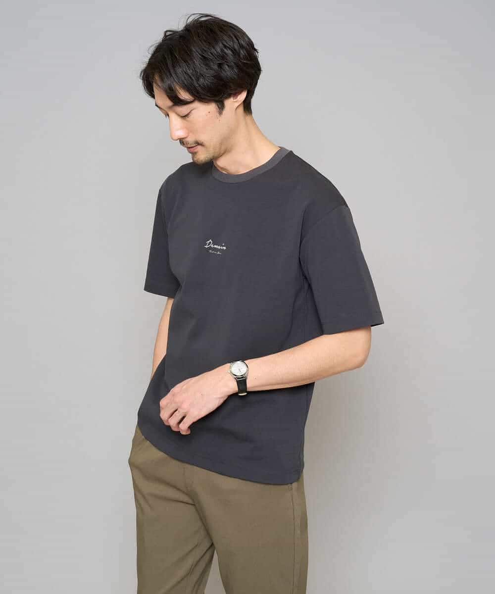 KHKGD29039 a.v.v MEN(アー・ヴェ・ヴェ) 【イージーケア/洗濯機で洗える/速乾/毛玉になりにくい/接触冷感】ミニロゴプリントセミワイドシルエットカットソー ダークグレー