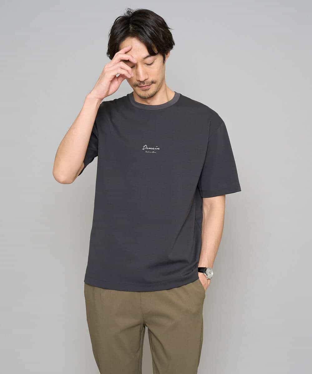 KHKGD29039 a.v.v MEN(アー・ヴェ・ヴェ) 【イージーケア/洗濯機で洗える/速乾/毛玉になりにくい/接触冷感】ミニロゴプリントセミワイドシルエットカットソー ダークグレー