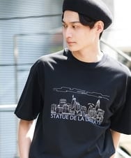 KHKGS36044 a.v.v MEN(アー・ヴェ・ヴェ) 【イラストレーターコラボ】トラベルイラストTシャツ(TRAVELシリーズ） ブラック