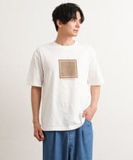 KHKGS45034 a.v.v MEN(アー・ヴェ・ヴェ) スクエアプリントセミワイドシルエットTシャツ ラベンダー